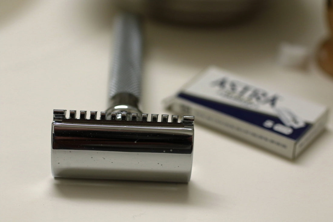 Double edge safety razor and astra blades